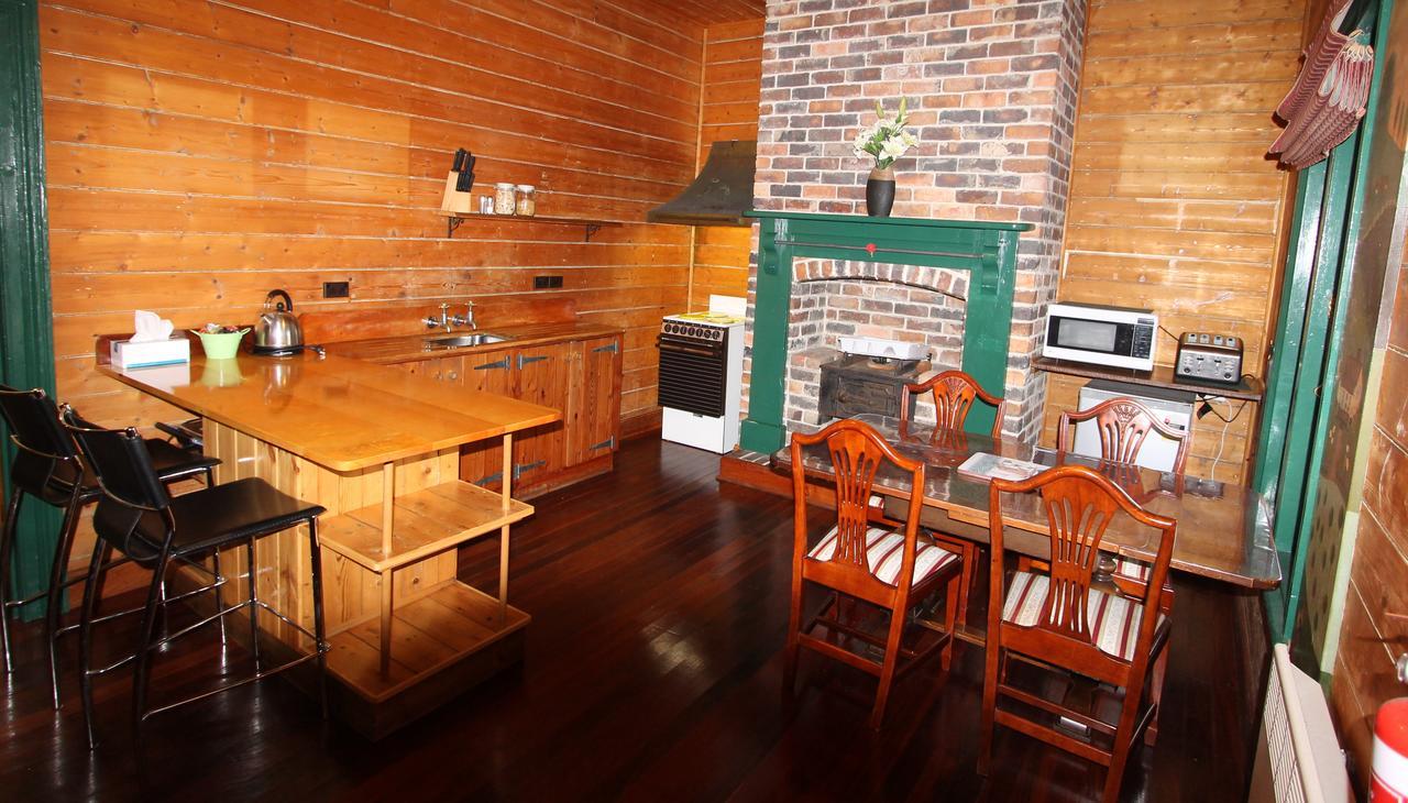 Kerrellie Cottages 2, 4 & 8 Reid Street Strahan Exterior photo